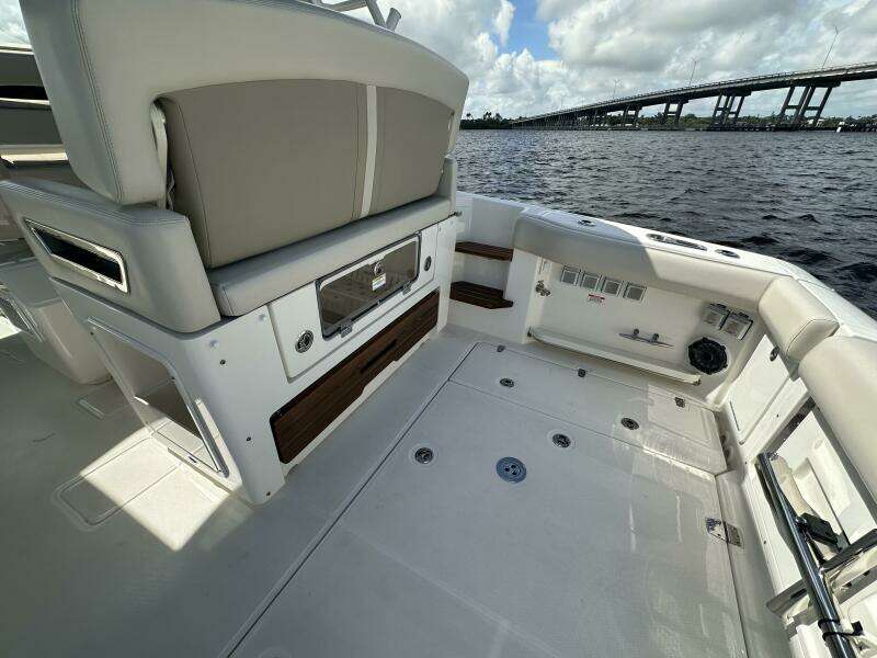 2023 Boston Whaler 380 Realm