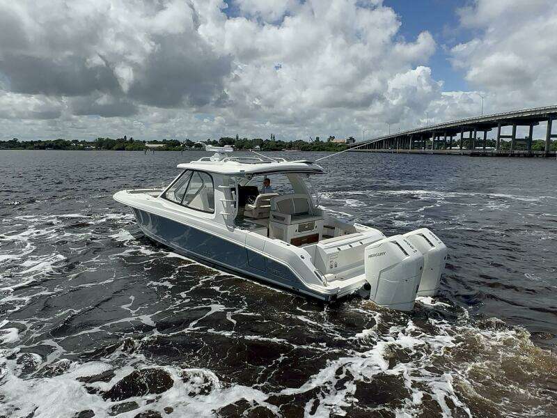 2023 Boston Whaler 380 Realm