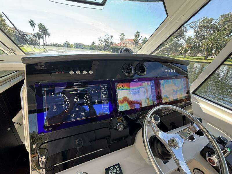 2023 Boston Whaler 380 Realm