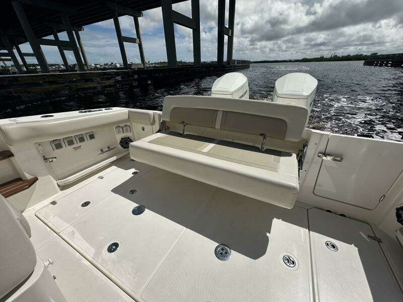 2023 Boston Whaler 380 Realm