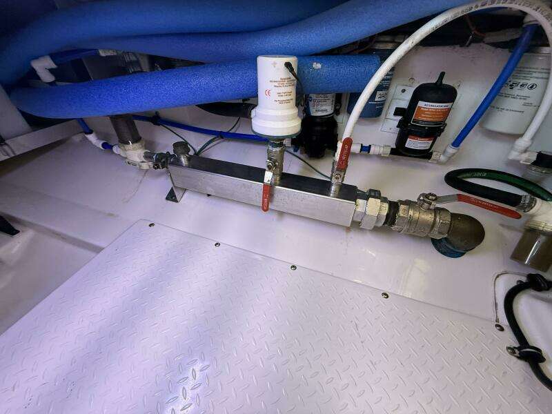 2012 Everglades 350 LX