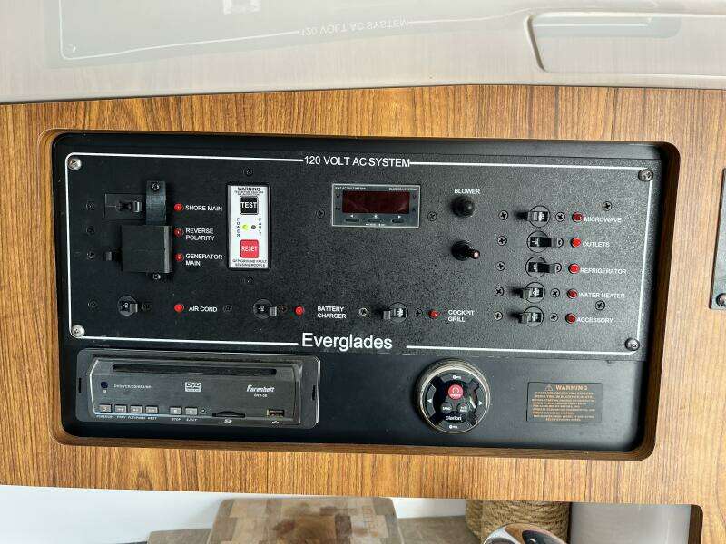 2012 Everglades 350 LX