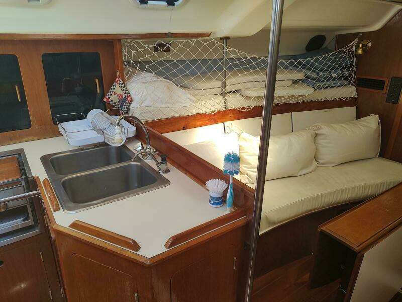 1987 Hunter 37 Legend