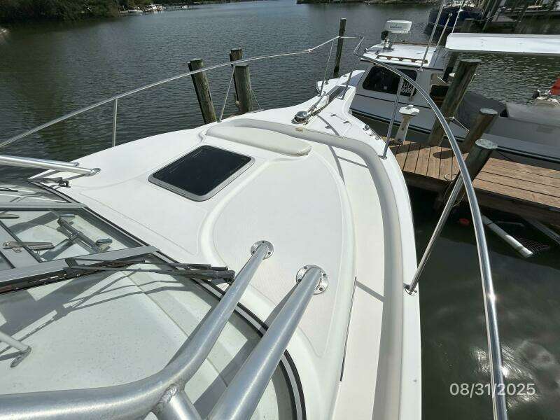 31' Boston Whaler foredeck1