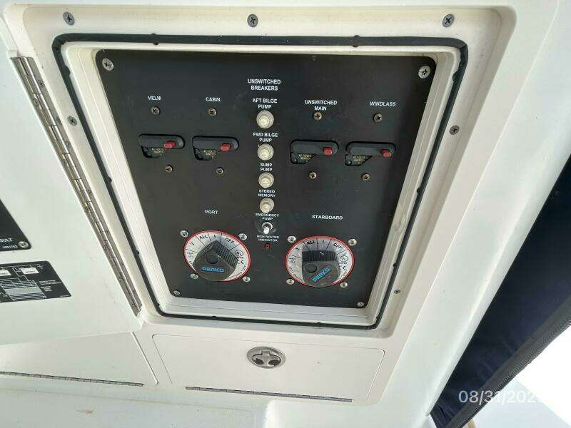 31' Boston Whaler electrical panel3