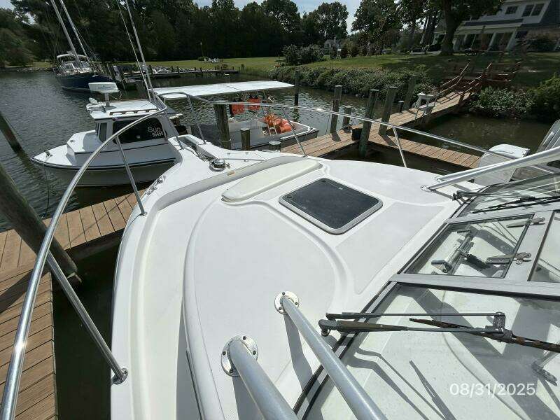 31' Boston Whaler foredeck2