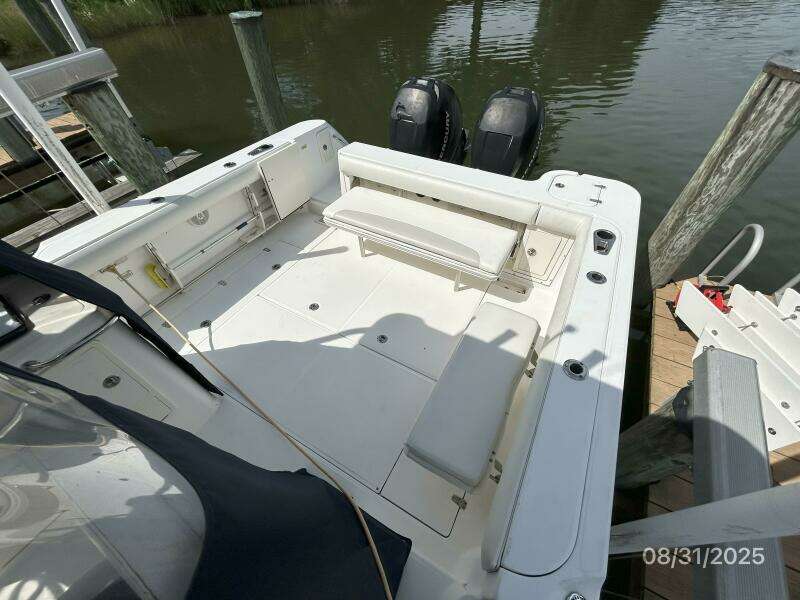 31' Boston Whaler cockpit3