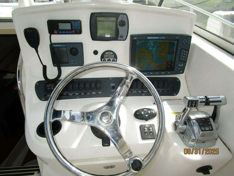 31' Boston Whaler helm2