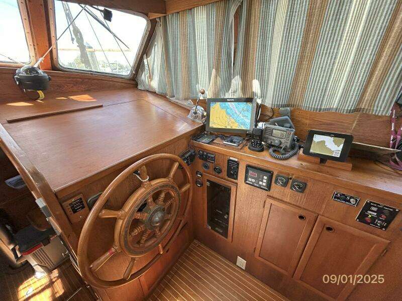 40' Nauticat pilothouse helm1