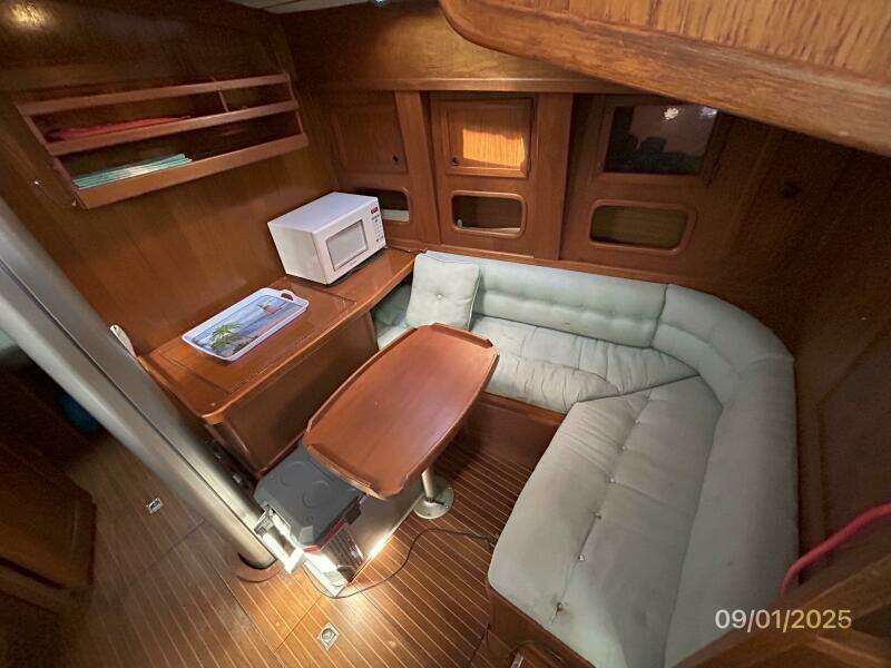 40' Nauticat dinette1