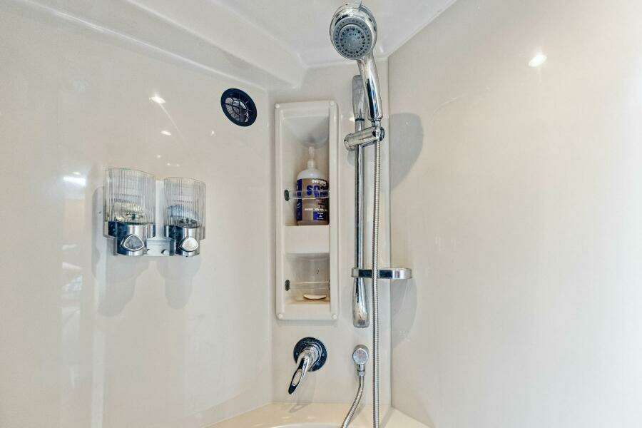 2007 Cruisers 390 Express Cruiser 'Bay Burns'