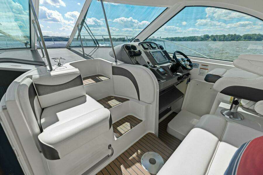 2007 Cruisers 390 Express Cruiser 'Bay Burns'