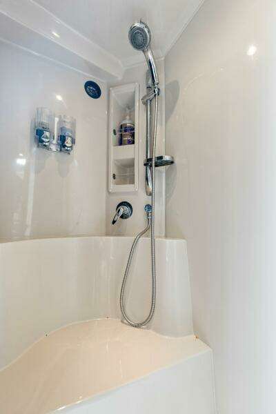 2007 Cruisers 390 Express Cruiser 'Bay Burns'