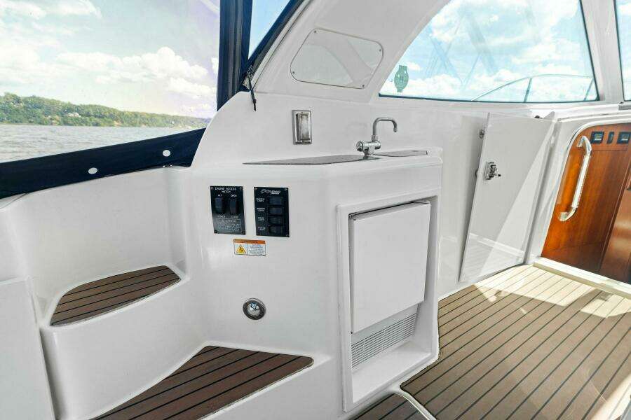 2007 Cruisers 390 Express Cruiser 'Bay Burns'