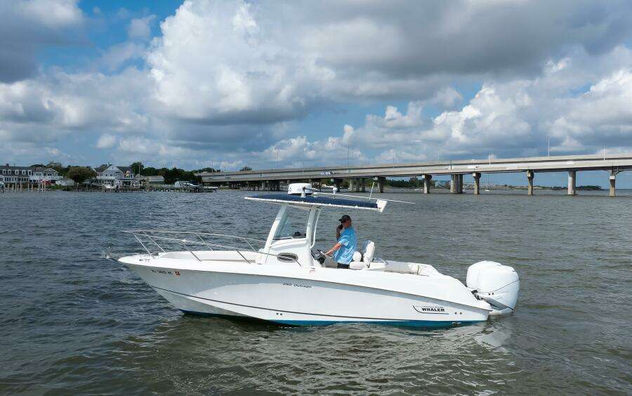 2010 Boston Whaler 250 Outrage