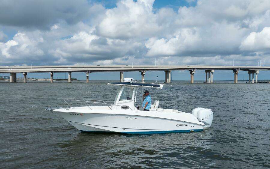 2010 Boston Whaler 250 Outrage