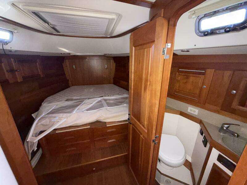 2011 Tartan 47 Glory VIP cabin and head