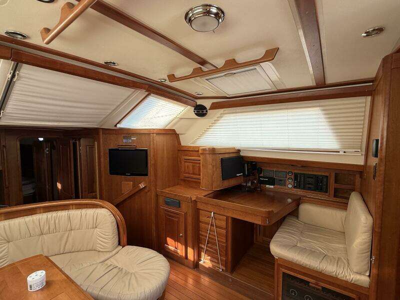 2011 Tartan 47 Glory nav station