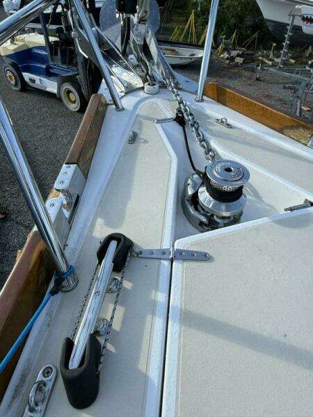 2011 Tartan 47 Glory windlass winch