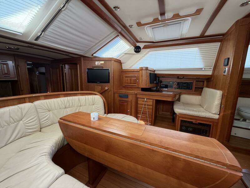 2011 Tartan 47 Glory salon and nav desk