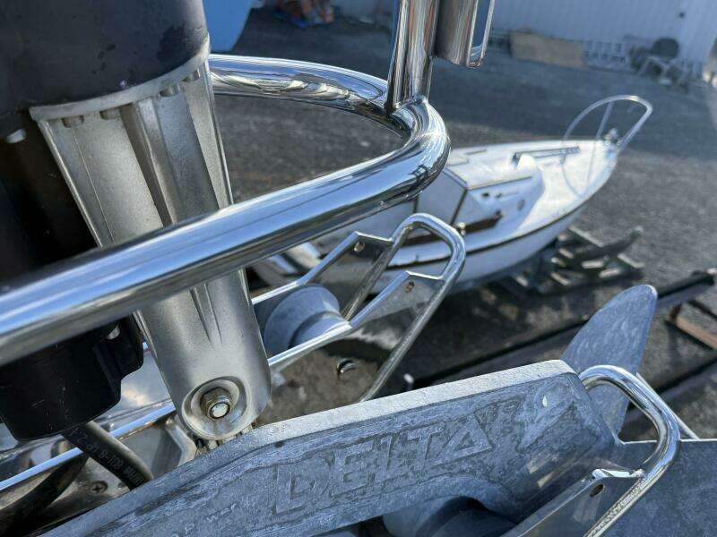 2011 Tartan 47 Glory Delta spade anchor and pulpit