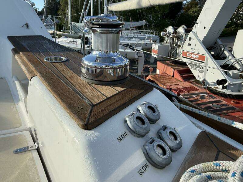 2011 Tartan 47 Glory starboard eectric winch buttons