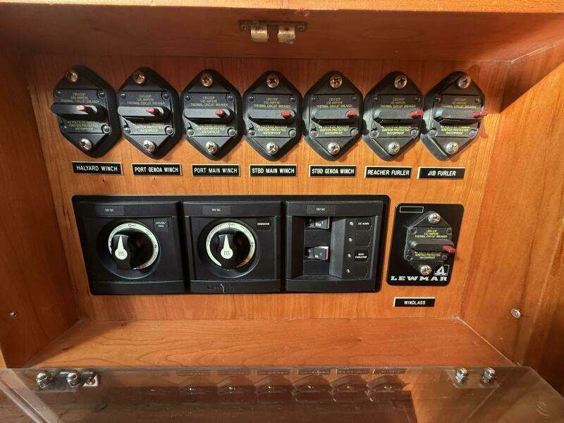 2011 Tartan 47 Glory fuse panel