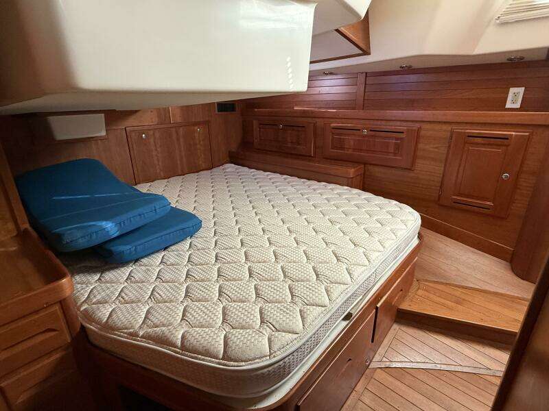 2011 Tartan 47 Glory aft twin berth