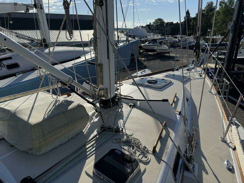 2011 Tartan 47 Glory starboard deck