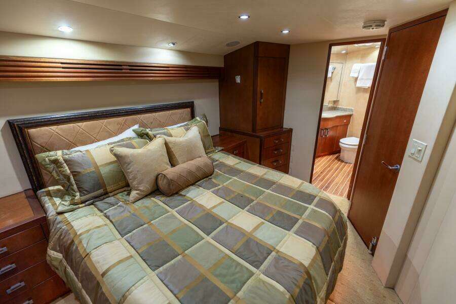 2008 Hatteras 60 Convertible  Master Stateroom