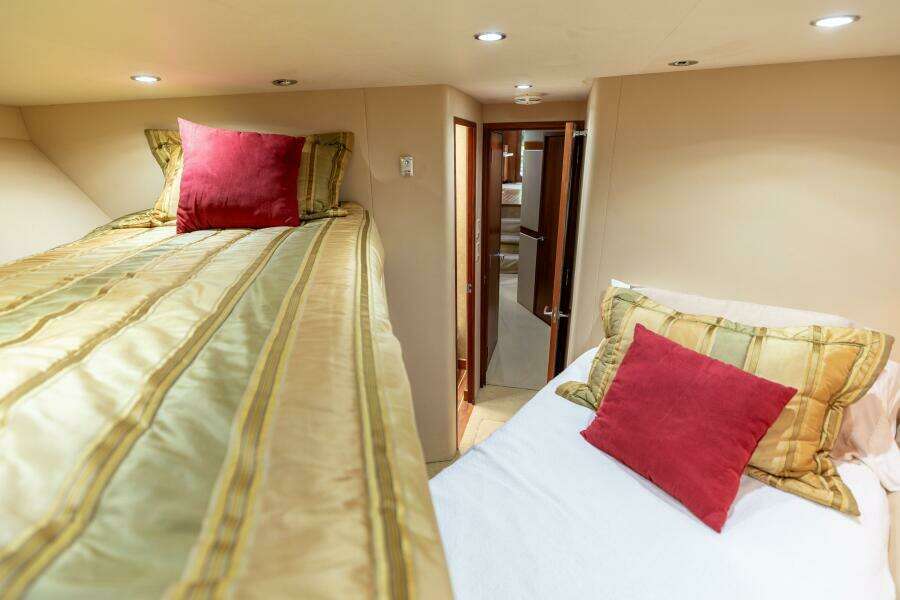 2008 Hatteras 60 Convertible  VIP Stateroom 2