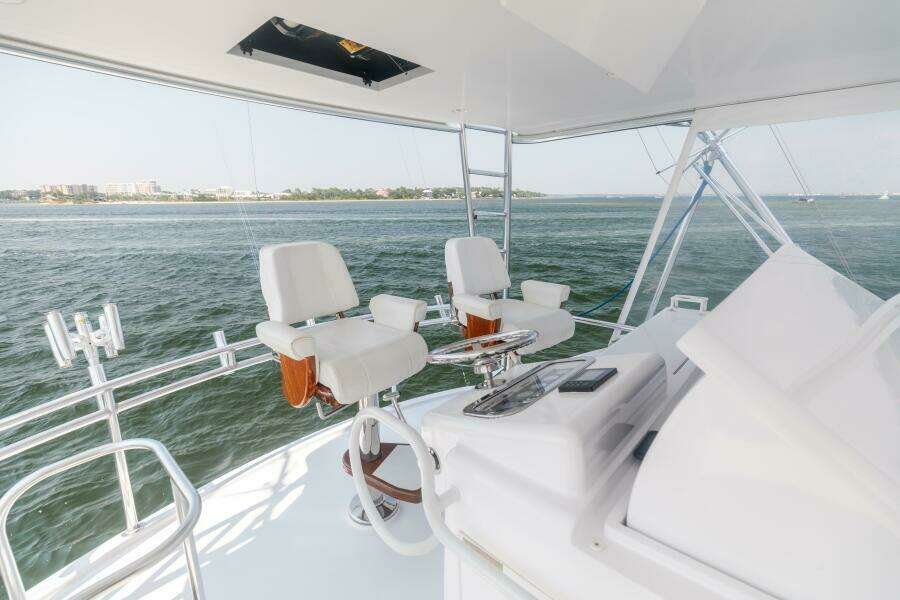 2008 Hatteras 60 Convertible  Helm Seating