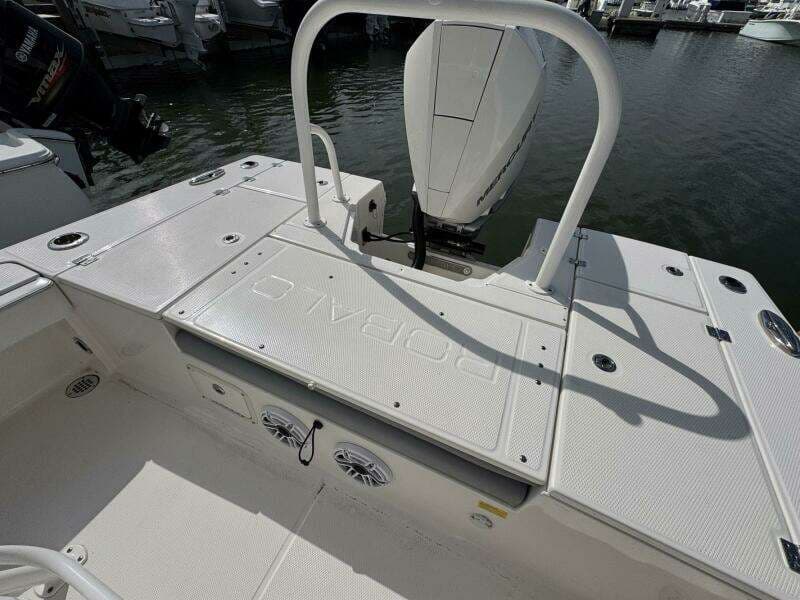2021 Robalo 246 Cayman