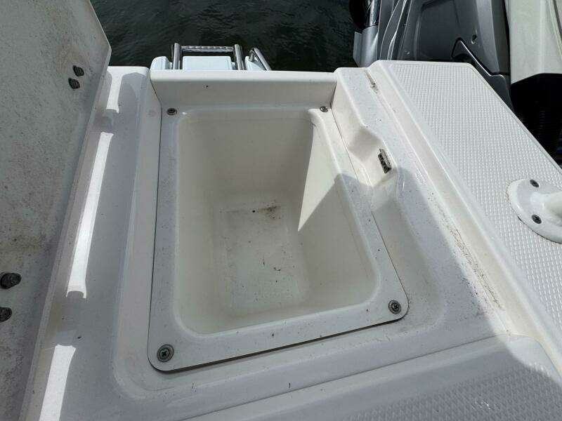 2021 Robalo 246 Cayman