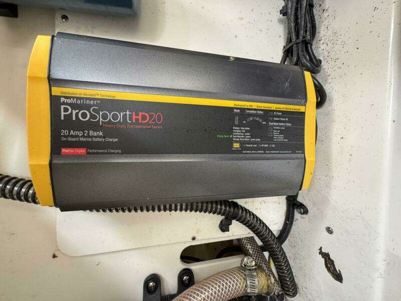 2021 Robalo 246 Cayman