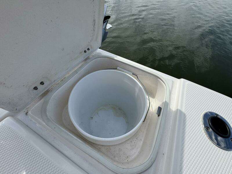 2021 Robalo 246 Cayman