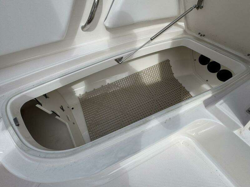 2021 Robalo 246 Cayman