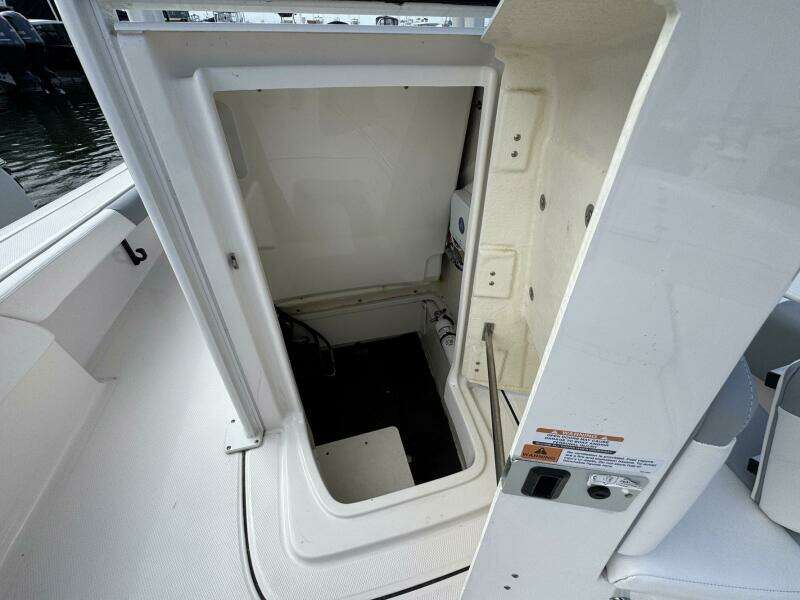 2021 Robalo 246 Cayman