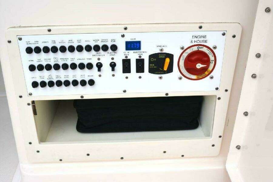 2011 Pursuit DC 265 Dual Console