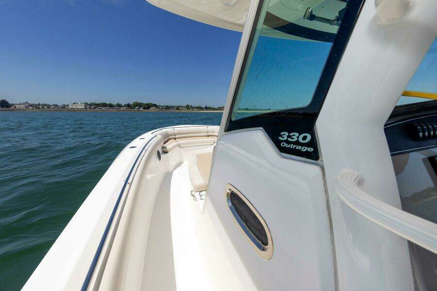2016 Boston Whaler 330 Outrage