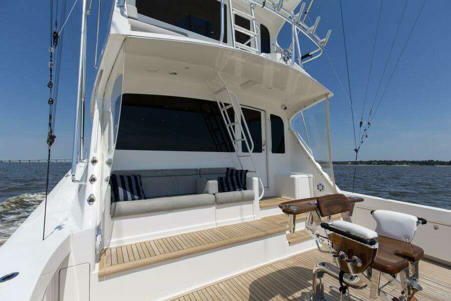 2007 64 Viking Enclosed Bridge Reel Blues Rear Deck (4)