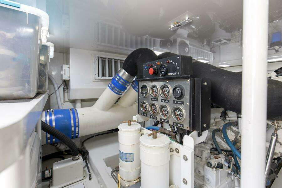 2007 64 Viking Enclosed Bridge Reel Blues Engine Room (13)