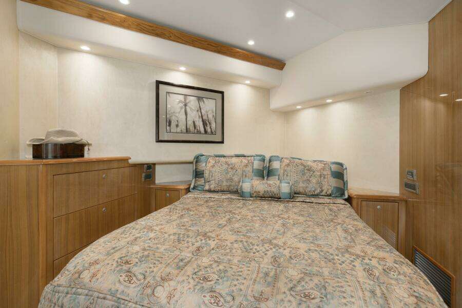 2007 64 Viking Enclosed Bridge Reel Blues Primary Stateroom (3)