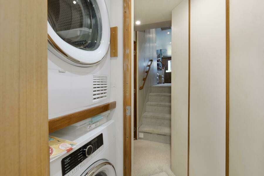 2007 64 Viking Enclosed Bridge Reel Blues Hallway (3)