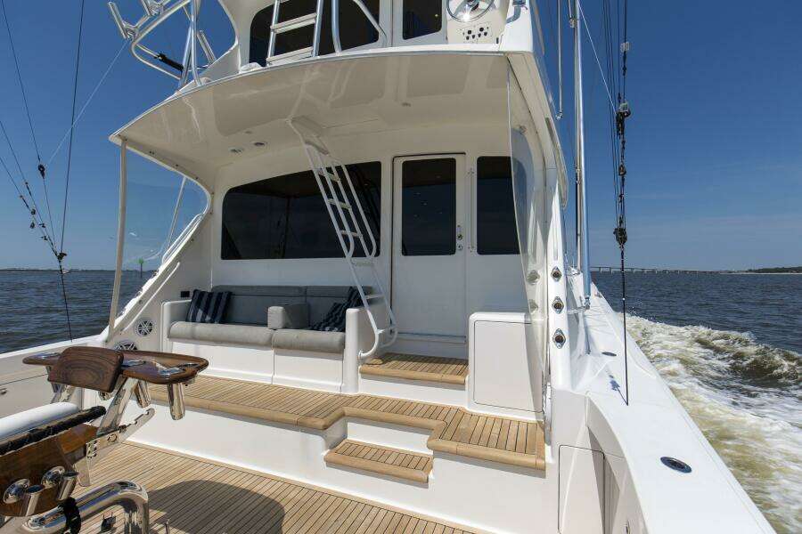 2007 64 Viking Enclosed Bridge Reel Blues Rear Deck (1)