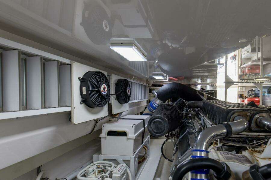 2007 64 Viking Enclosed Bridge Reel Blues Engine Room (8)