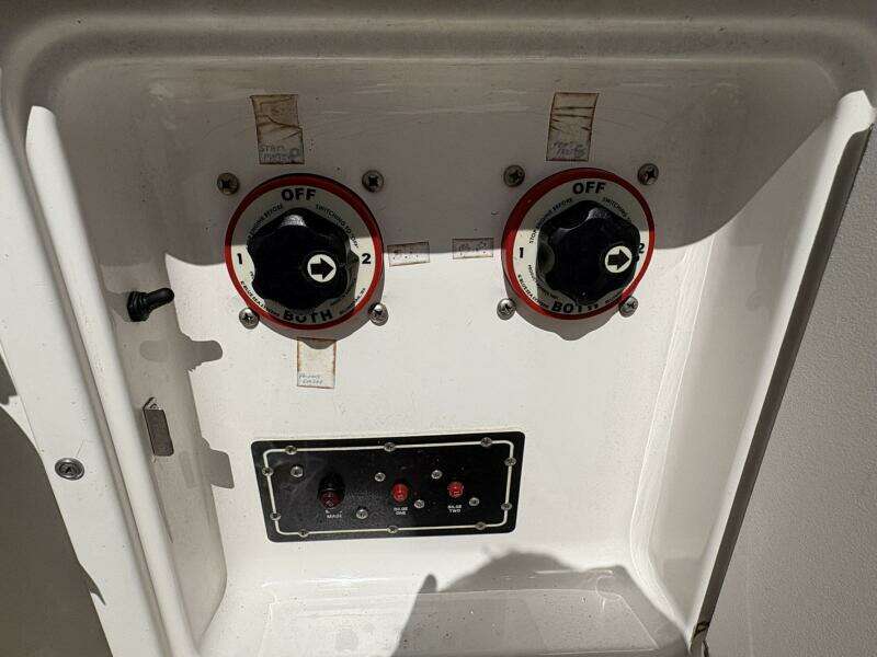 1998 Dakota 320 Open Fisherman