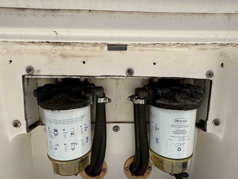 1998 Dakota 320 Open Fisherman