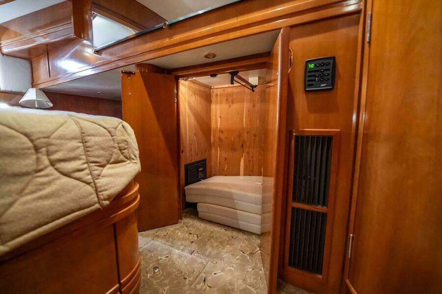 2005 Carver 56 Voyager