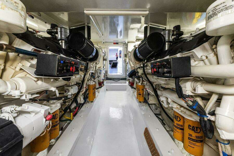 2001 Hatteras Cockpit Motoryacht